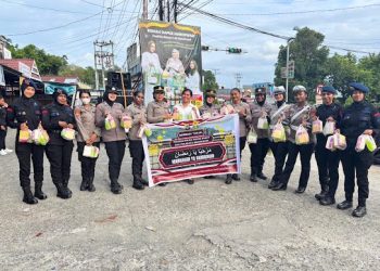 Polwan Polda Papua Barat dan Polresta Manokwari Berbagi Takjil di Bulan Suci Ramadan