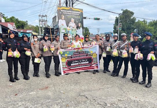 Polwan Polda Papua Barat dan Polresta Manokwari Berbagi Takjil di Bulan Suci Ramadan