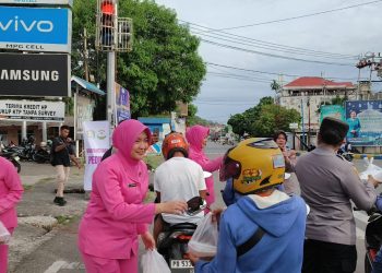 Bersama Bhayangkari, Polresta Manokwari Berbagi Takjil di Bulan Suci Ramadan