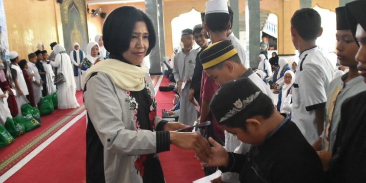 Wakapolda Papua Barat Hadiri Pengajian Ramadan dan Berikan Santunan Anak Yatim di Masjid Ridwanul Bahri Fasharkan