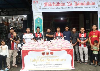 The Macz Man Zona Papua Barat Bagikan Takjil untuk Masyarakat Manokwari