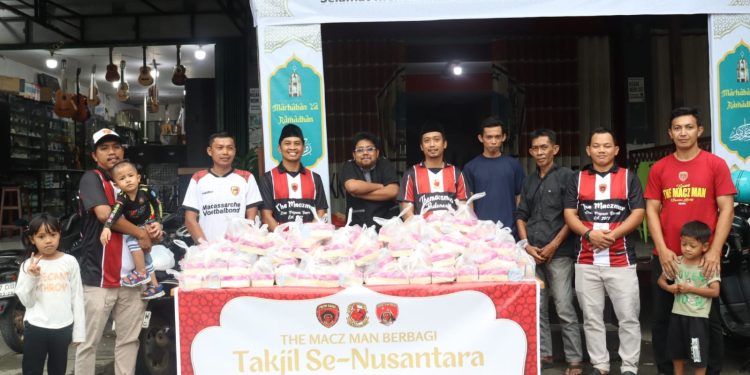 The Macz Man Zona Papua Barat Bagikan Takjil untuk Masyarakat Manokwari
