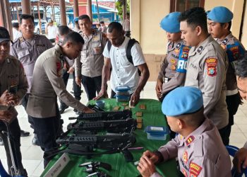 Polresta Manokwari Cek Senpi Dinas Personel Polresta  dan Polsek Jajaran