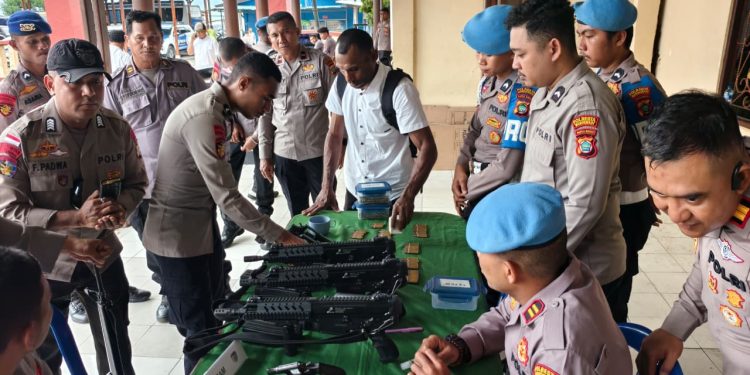 Polresta Manokwari Cek Senpi Dinas Personel Polresta  dan Polsek Jajaran