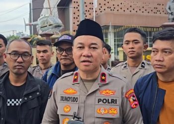 Polri dan Jurnalis Bagikan 1.500 Takjil kepada Masyarakat di Sekitar Mabes Polri
