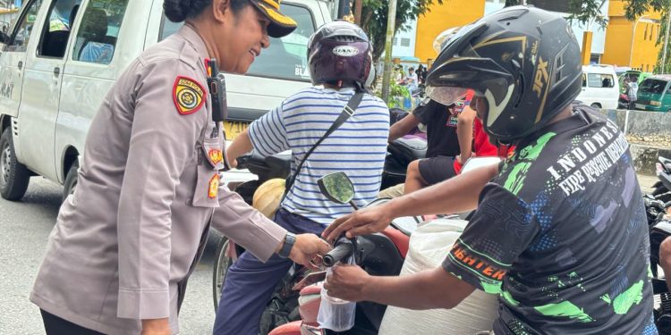 Sapa Warga dengan Senyum, Polwan Polres Fakfak Tebar Kebaikan Lewat Bagi-Bagi Takjil