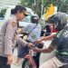 Sapa Warga dengan Senyum, Polwan Polres Fakfak Tebar Kebaikan Lewat Bagi-Bagi Takjil