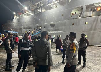 Arus Mudik, Personel Operasi Ketupat Mansinam 2026 Siaga Layani Penumpang Kapal di Pelabuhan Manokwari