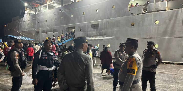 Arus Mudik, Personel Operasi Ketupat Mansinam 2026 Siaga Layani Penumpang Kapal di Pelabuhan Manokwari