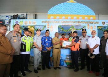 Kapolda Papua Barat Bersama Forkopimda Dampingi Gubernur Pantau Arus Mudik dan Ketersediaan Bahan Pokok