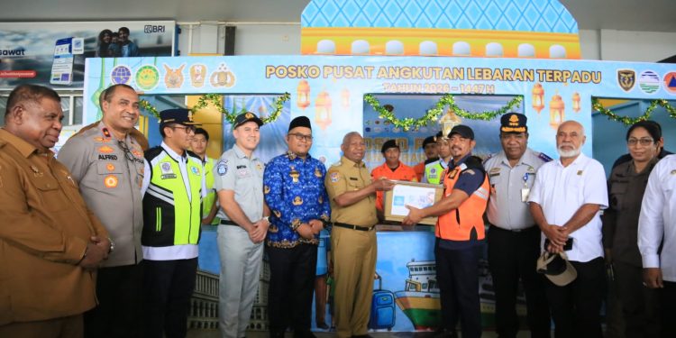 Kapolda Papua Barat Bersama Forkopimda Dampingi Gubernur Pantau Arus Mudik dan Ketersediaan Bahan Pokok