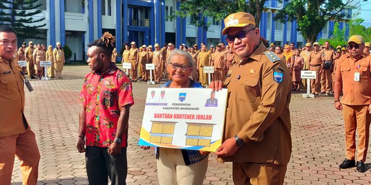 Disperindag Manokwari Beri Bantuan 85 Tenda dan 10 Kontainer Berjualan