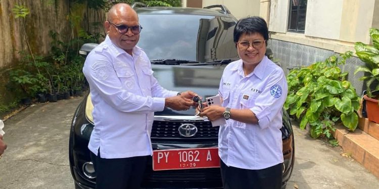 Pemkot Sorong Hibahkan Kendaraan Operasional Untuk GKI Klasis Sorong