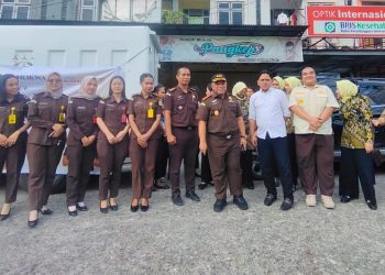Kejari Manokwari Bagi Takjil Bersama dan Sosialisasikan Layanan