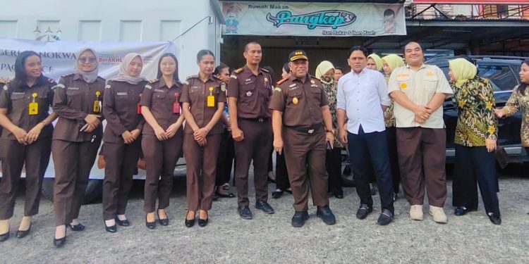 Kejari Manokwari Bagi Takjil Bersama dan Sosialisasikan Layanan