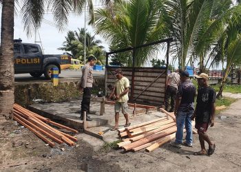 Wujud Kepedulian, Kapolresta Sorong Kota Bangun Pangkalan Ojek dan Tempat Usaha Warga Lido