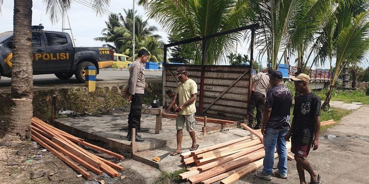 Wujud Kepedulian, Kapolresta Sorong Kota Bangun Pangkalan Ojek dan Tempat Usaha Warga Lido