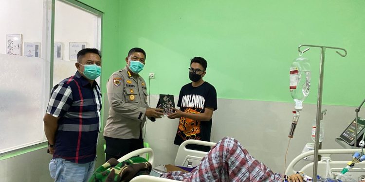 Pejabat Utama Polda PBD Jenguk Korban Penikaman, Berikan Dukungan Moril