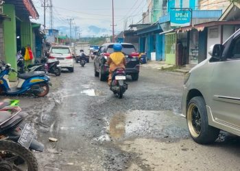 Warga Keluhkan Kondisi Jalan Rusak Menuju ke Pasar Wosi