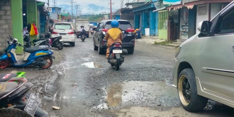 Warga Keluhkan Kondisi Jalan Rusak Menuju ke Pasar Wosi