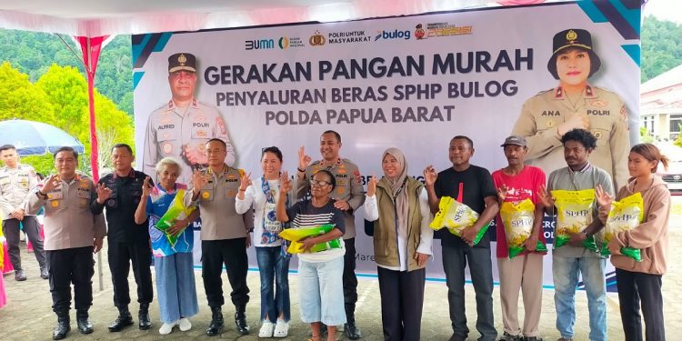 Gerakan Pangan Murah, Polda Papua Barat dan Bulog Jual Beras SPHP Rp60 Ribu per 5 Kg
