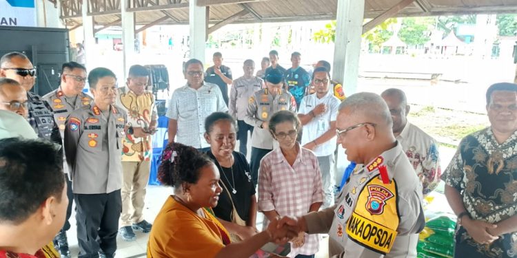 Polda Papua Barat Daya Hadirkan Pasar Murah di Alun-Alun Aimas