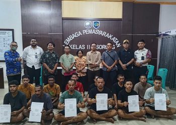Ditkrimsus Polda Papua Barat melimpahkan berkas perkara 12 penambang emas (posisi duduk) di Distrik Kwoor, Kabupaten Tambrauw ke Kejaksaan Negeri Sorong , Sabtu (14/3/2026}. Foto: TP/MPS