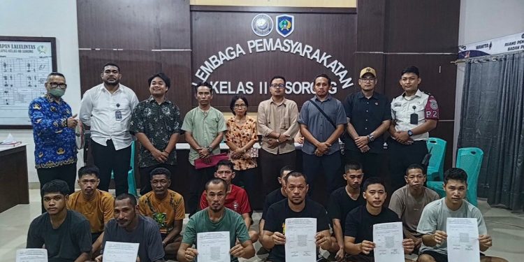 Ditkrimsus Polda Papua Barat melimpahkan berkas perkara 12 penambang emas (posisi duduk) di Distrik Kwoor, Kabupaten Tambrauw ke Kejaksaan Negeri Sorong , Sabtu (14/3/2026}. Foto: TP/MPS