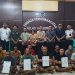 Ditkrimsus Polda Papua Barat melimpahkan berkas perkara 12 penambang emas (posisi duduk) di Distrik Kwoor, Kabupaten Tambrauw ke Kejaksaan Negeri Sorong , Sabtu (14/3/2026}. Foto: TP/MPS