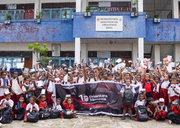 Satu Tahun Danantara, Pertamina Patra Niaga Bagikan 2.000 Paket Sekolah Bagi Anak Papua