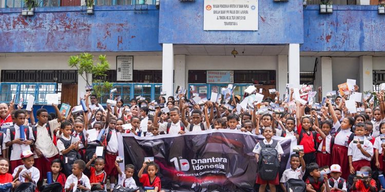 Satu Tahun Danantara, Pertamina Patra Niaga Bagikan 2.000 Paket Sekolah Bagi Anak Papua