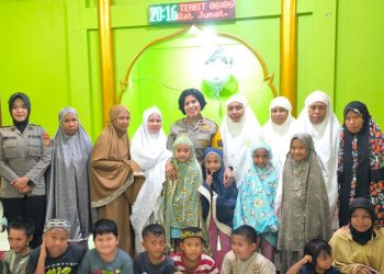 Wakapolda Papua Barat Pimpin Pembagian Zakat Fitrah di Mesjid Al-Azhar Wosi