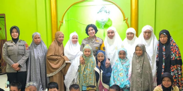 Wakapolda Papua Barat Pimpin Pembagian Zakat Fitrah di Mesjid Al-Azhar Wosi