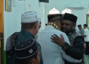 Bupati Bernard Sambangi Umat Muslim di Masjid An-Nur Ransiki Sambil Bermaaf-maafan