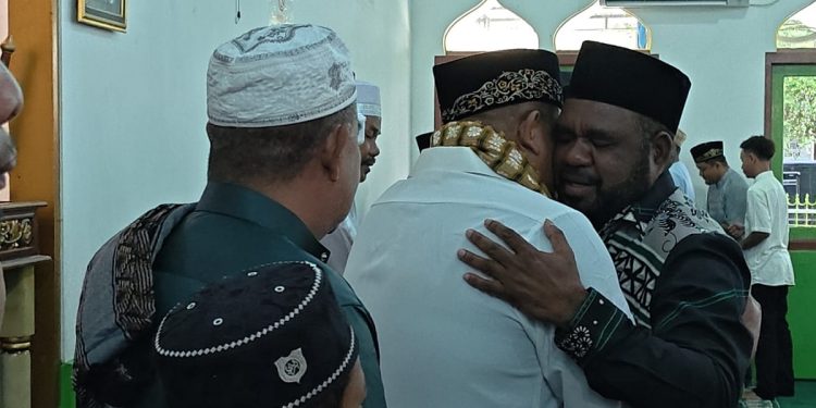Bupati Bernard Sambangi Umat Muslim di Masjid An-Nur Ransiki Sambil Bermaaf-maafan