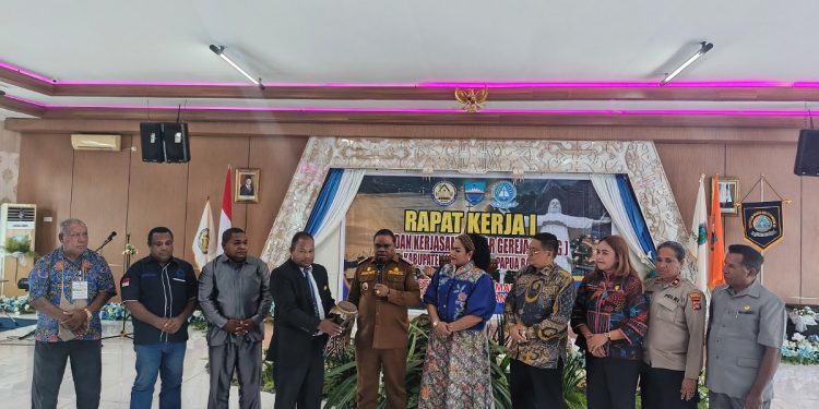 Bupati Hermus Buka Raker BKAG Manokwari