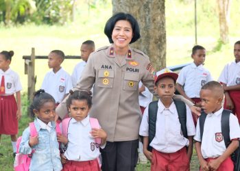Dalam Rangka Hari Kartini, Polwan Polda Papua Barat Bagikan Tas Untuk Anak Sekolah
