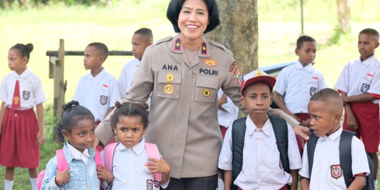 Dalam Rangka Hari Kartini, Polwan Polda Papua Barat Bagikan Tas Untuk Anak Sekolah