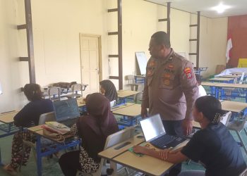 Satbinmas Polres Teluk Bintuni Berikan Pembelajaran TIK Bagi Siswa/i PKBM Kasih Rumbai Koteka