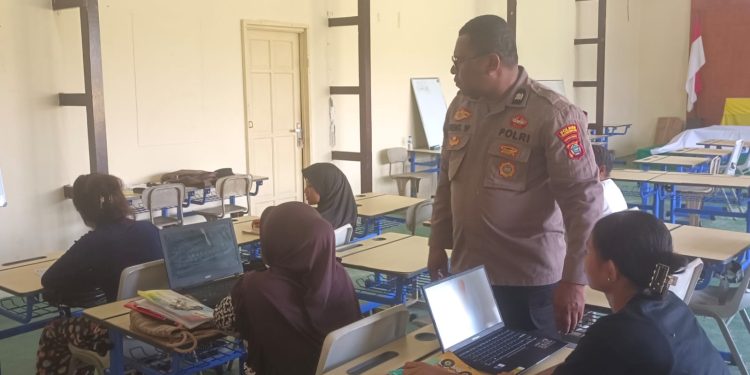 Satbinmas Polres Teluk Bintuni Berikan Pembelajaran TIK Bagi Siswa/i PKBM Kasih Rumbai Koteka