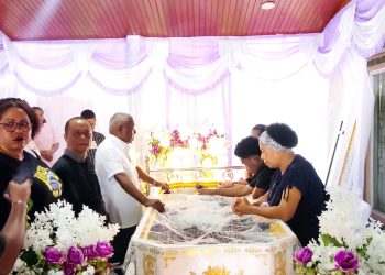 Gubernur Dominggus Mandacan Melayat Almarhum Marthen Luther Tirony