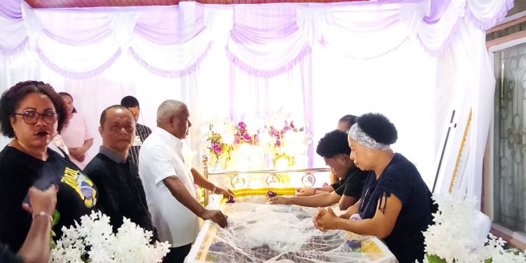Gubernur Dominggus Mandacan Melayat Almarhum Marthen Luther Tirony