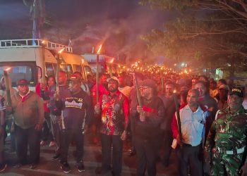 Bupati Bernard dan Umat Kristen di Mansel Pawai Obor Sambut Paskah 2026