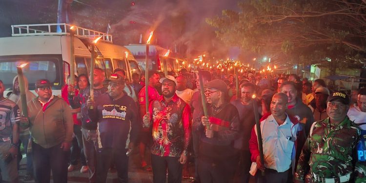 Bupati Bernard dan Umat Kristen di Mansel Pawai Obor Sambut Paskah 2026