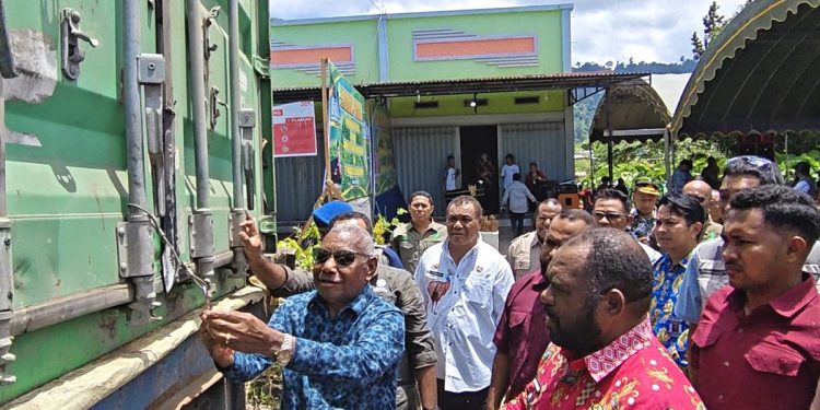 Bupati Bernard Soroti Illegal Logging, Minta Perbaikan Jalan