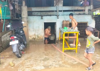 Warga Korban Banjir Mulai Bersihkan Rumah, Kendaraan, dan Perabotan