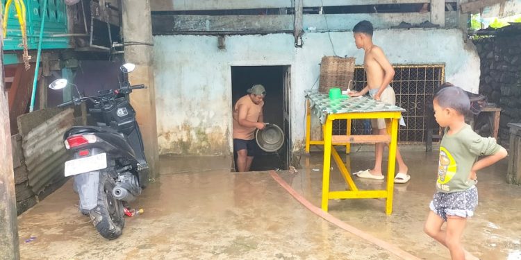 Warga Korban Banjir Mulai Bersihkan Rumah, Kendaraan, dan Perabotan
