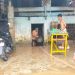 Warga Korban Banjir Mulai Bersihkan Rumah, Kendaraan, dan Perabotan