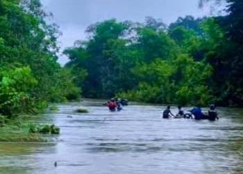 Jalan Rusak Parah, Warga Dataran Isim Harus Naik Rakit
