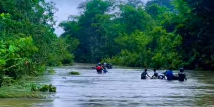Jalan Rusak Parah, Warga Dataran Isim Harus Naik Rakit
